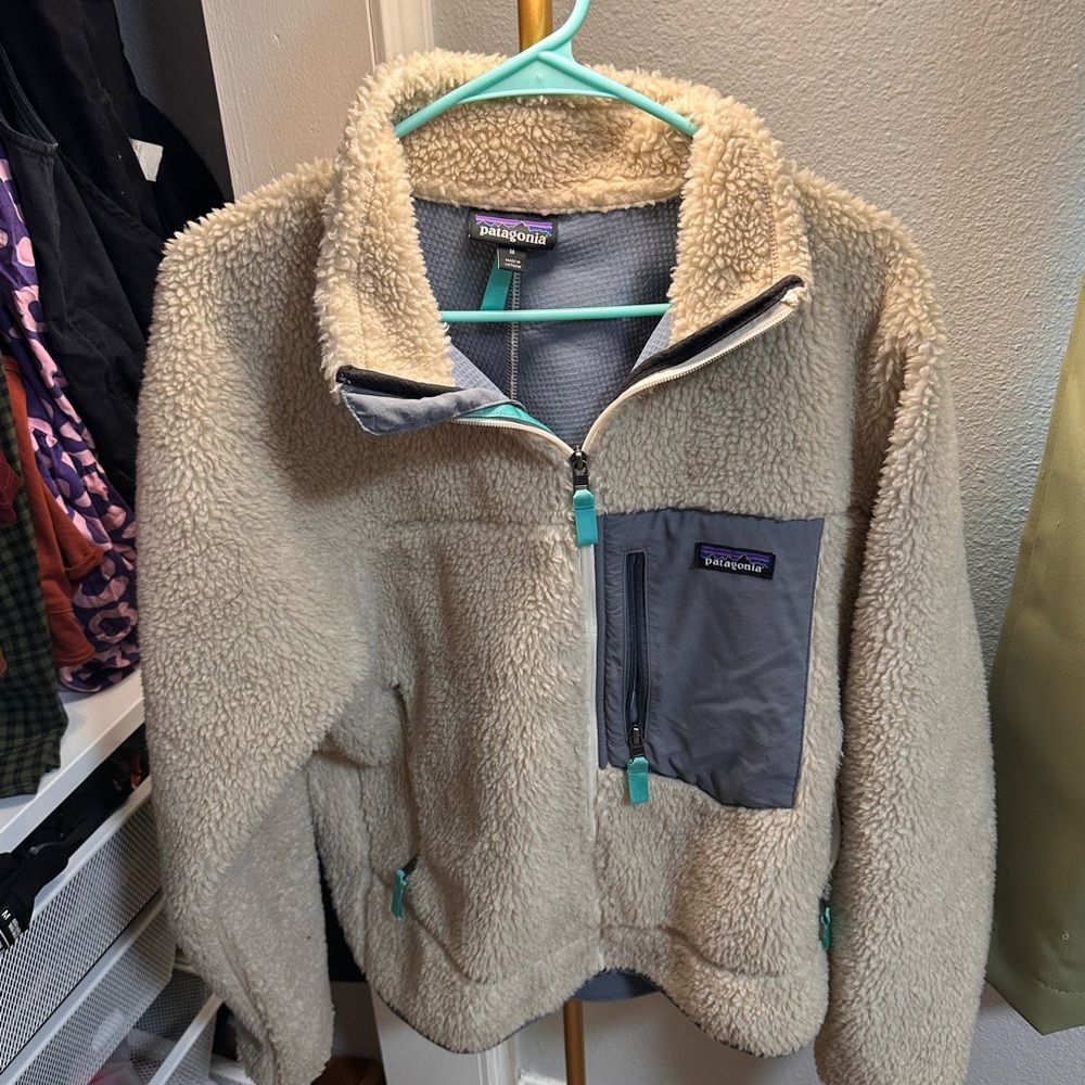 NWOT Patagonia Cream Sherpa Jacket with Gray Chest Pocket and Teal Accents
